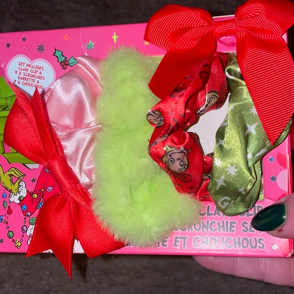 GRINCH Hair Claw Clip & Scrunchie Set 5 pieces Gift Set Hair Accessories NEW - Picture 3 of 10